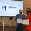 Adolfo Romero recibe el premio en el ámbito familiar y comunitaria de Eva García Perea, directora del departamento de Enfermería de la Universidad Autónoma y miembro del jurado